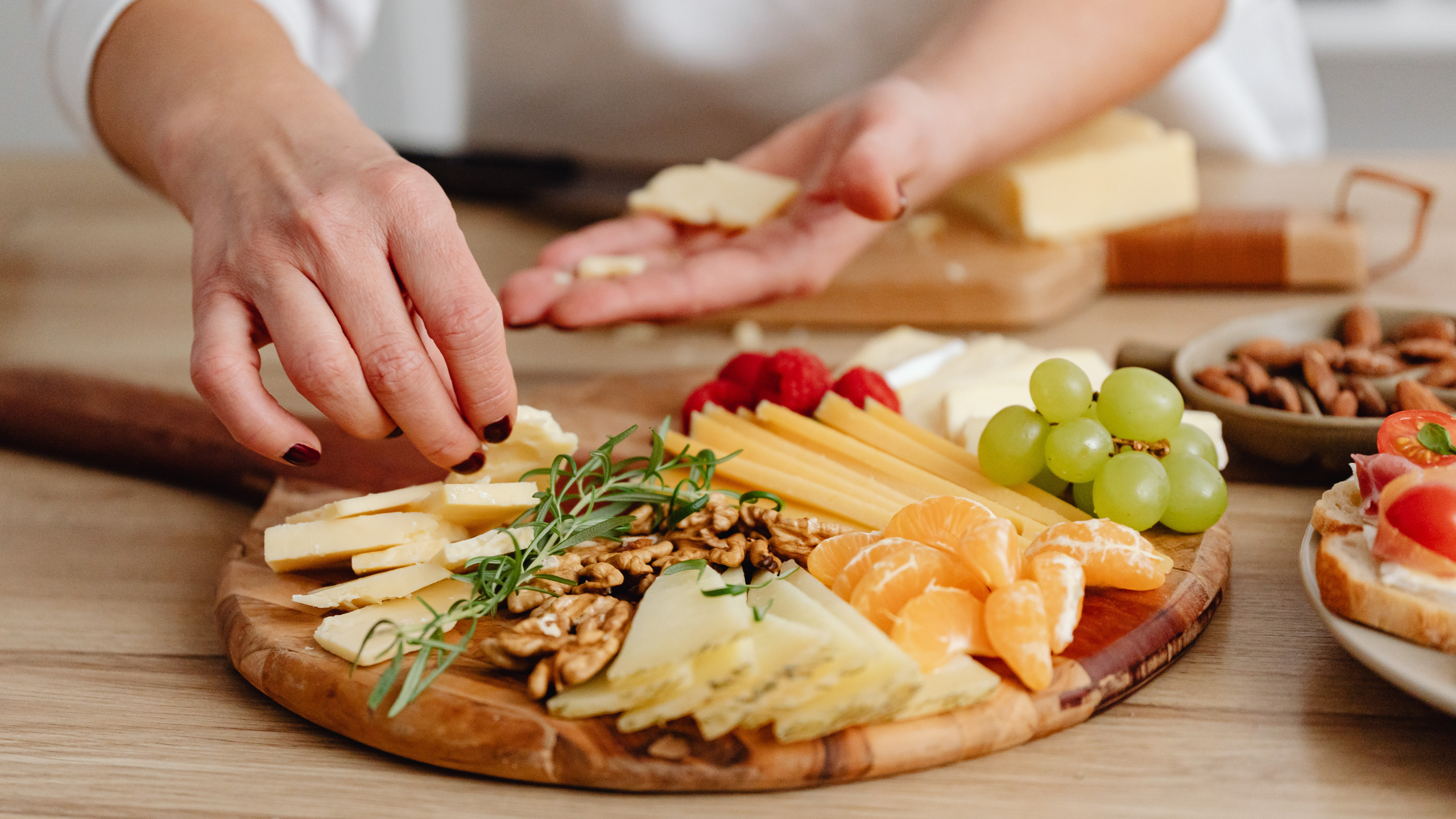 Pessoa comendo uma refeição saudável